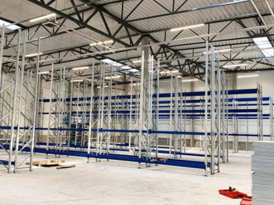 Levering og montering av Groglass pallehyller 15